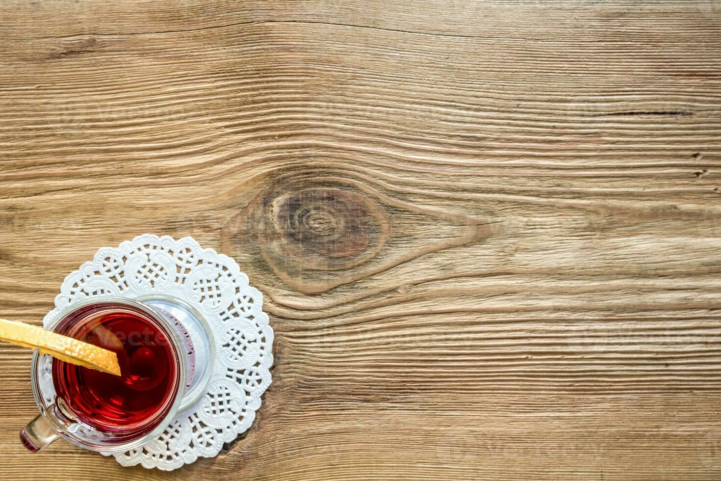 Glühwein mit Gewürzen auf hölzernem Hintergrund foto