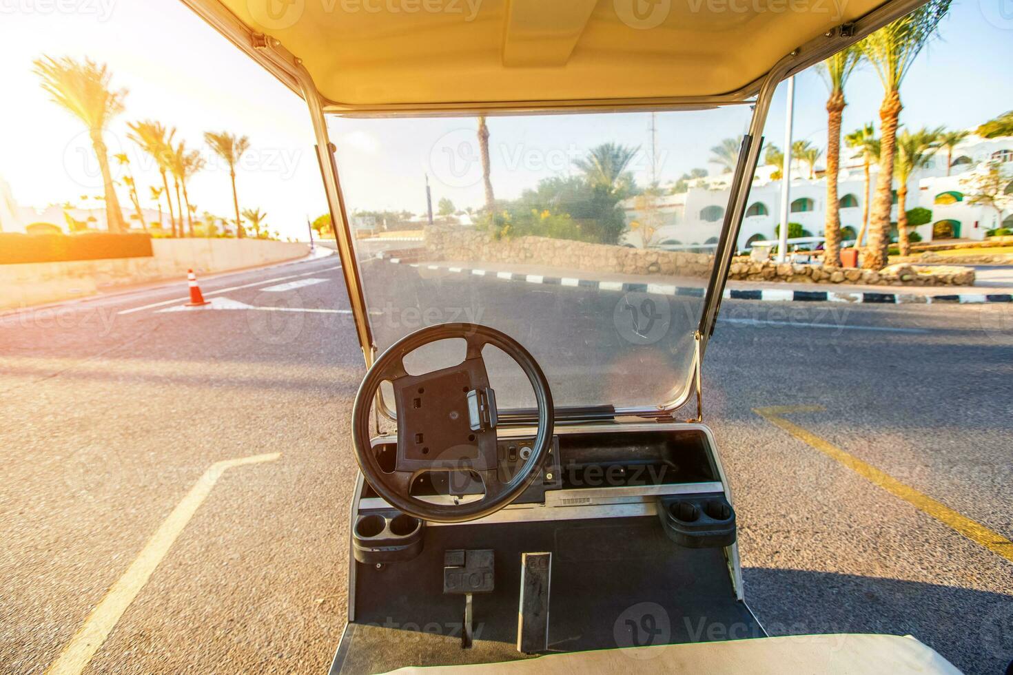 das Aussicht von das Tuk Tuk Palme Bäume und Straße foto