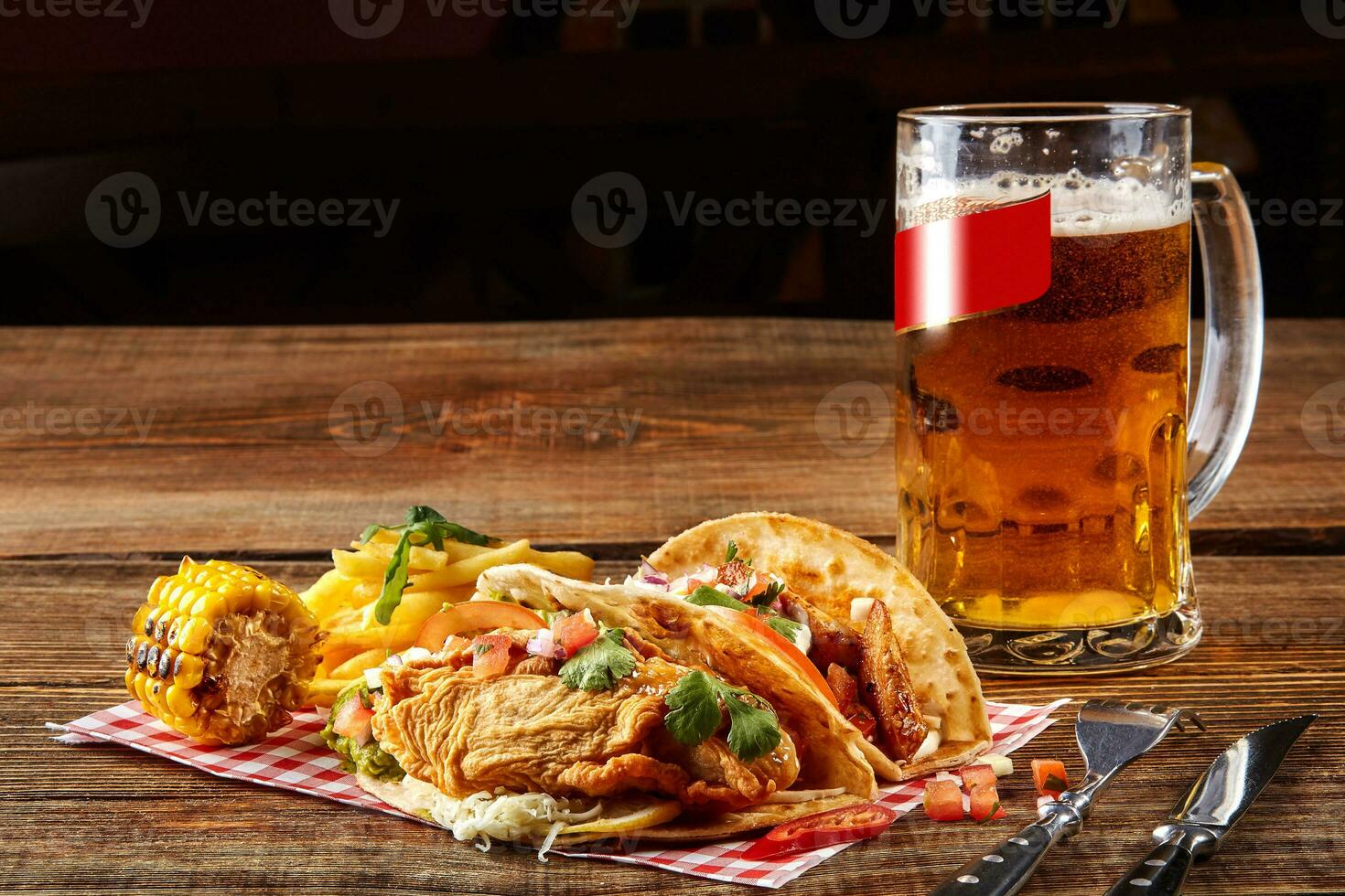 zuerst Mais Tortilla mit gegrillt Hähnchen Filet, zweite mit Fisch Filet, Soße und Bier auf hölzern Tabelle foto