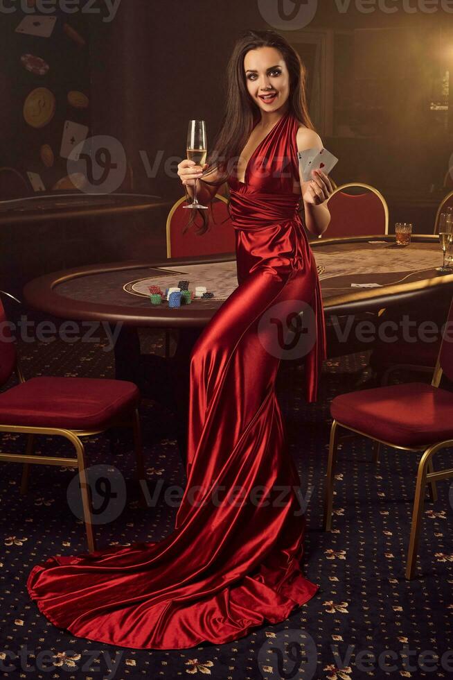 jung charmant weiblich ist posieren beim ein Poker Tabelle im vip Kasino. foto