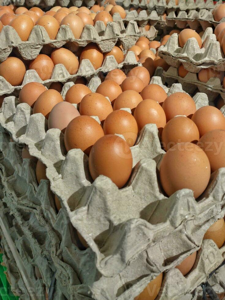 Korb voll von Eier. ein Stapel von Ei Körbe. foto