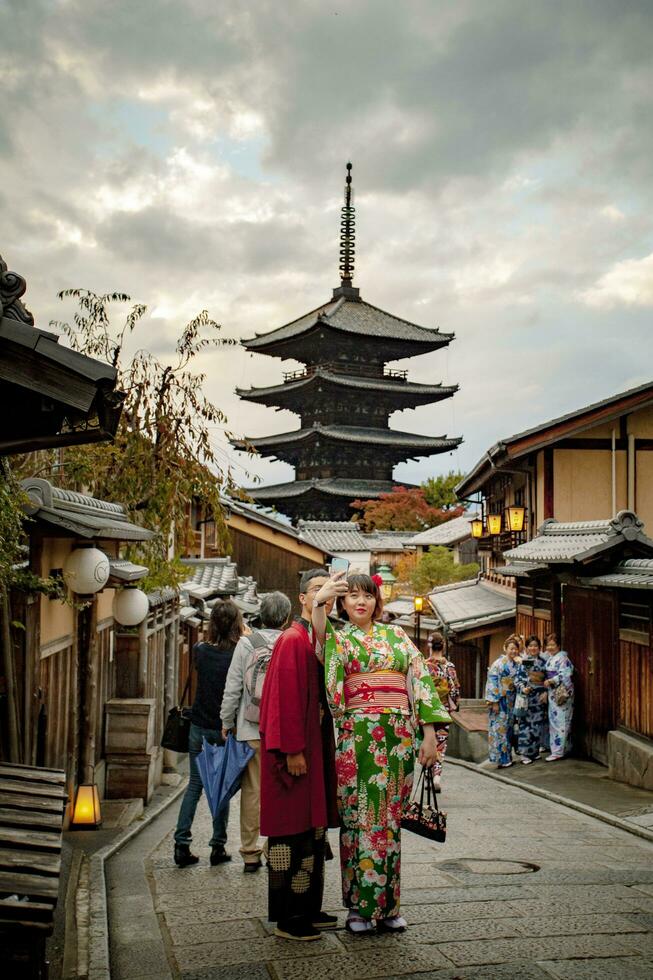 Kyoto Japan-9. November 2018 japanisch Frau tragen Kimono alt traditon Kleider nehmen fotografieren beim yasaka Schrein Straße, yasaka scheinen Pagode ist einer von die meisten Beliebt Reisen Ziel im Kyoto foto