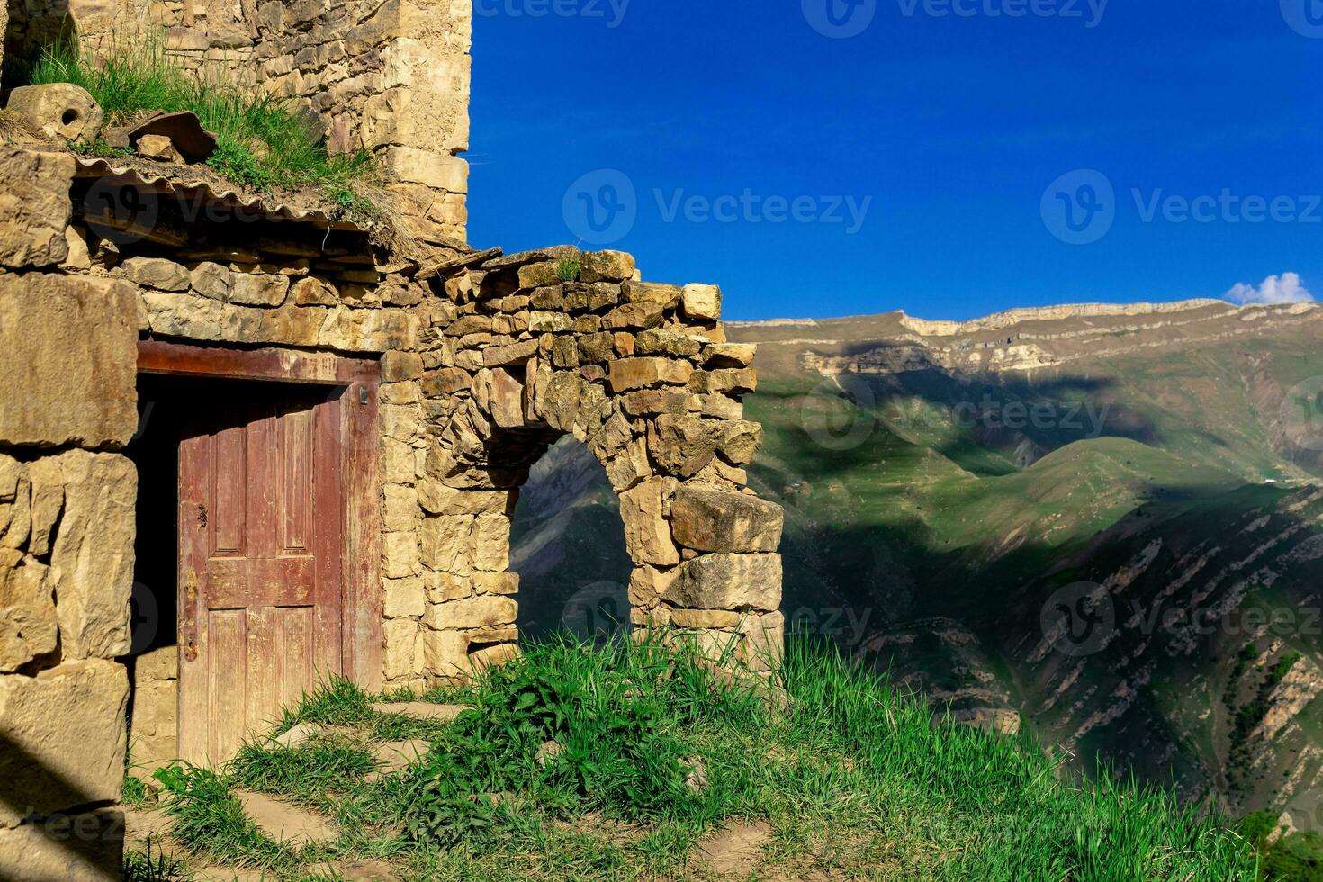 Ruinen von Haus im das verlassen Dorf von gamsutl mit Blick auf das Berge foto