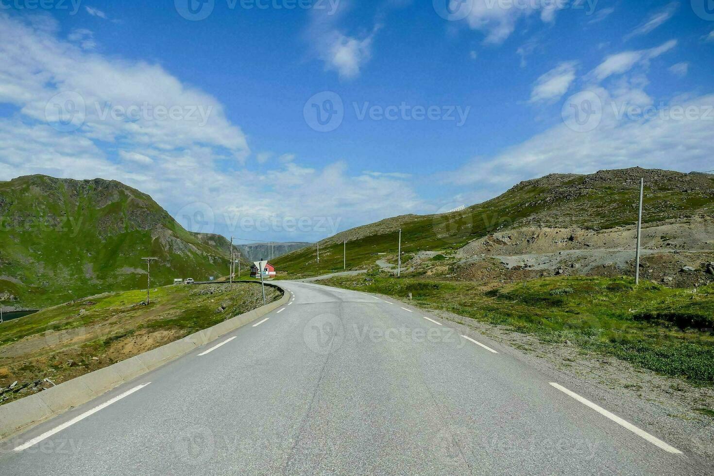 ein Straße im das Berge mit ein Blau Himmel foto