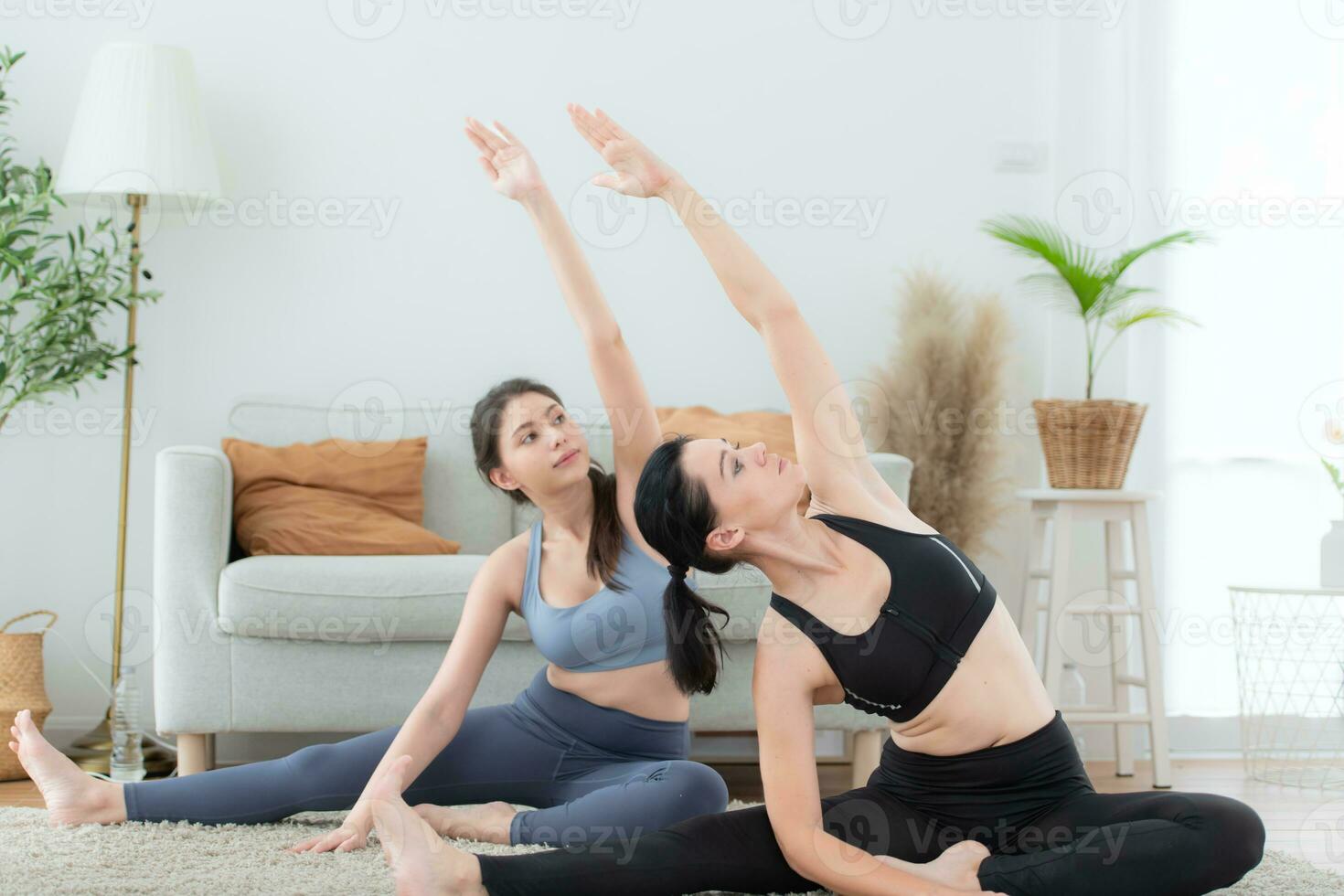 jung Frau üben Yoga mit Lehrer im Haus. Individuell Yoga Klasse üben im Haus foto