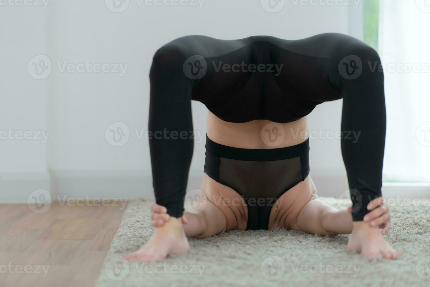schön jung Frau üben Yoga beim heim. Yoga Asanas. foto