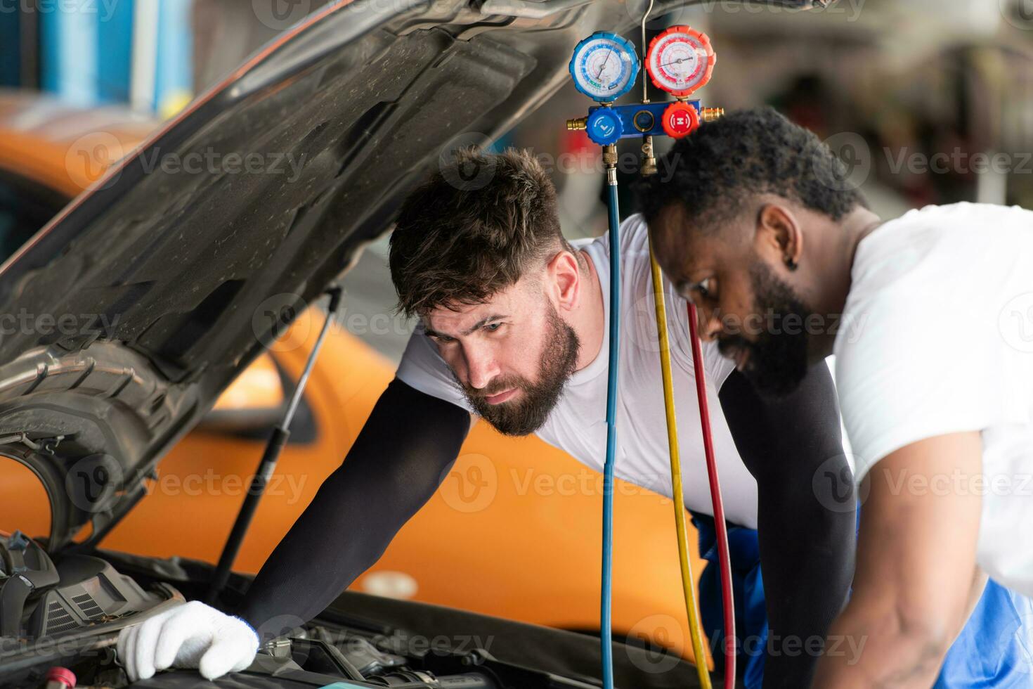 Auto Mechaniker Arbeiten im ein Auto Reparatur Geschäft, inspizieren das Betrieb von das Autos Luft Conditioner und Kältemittel. foto