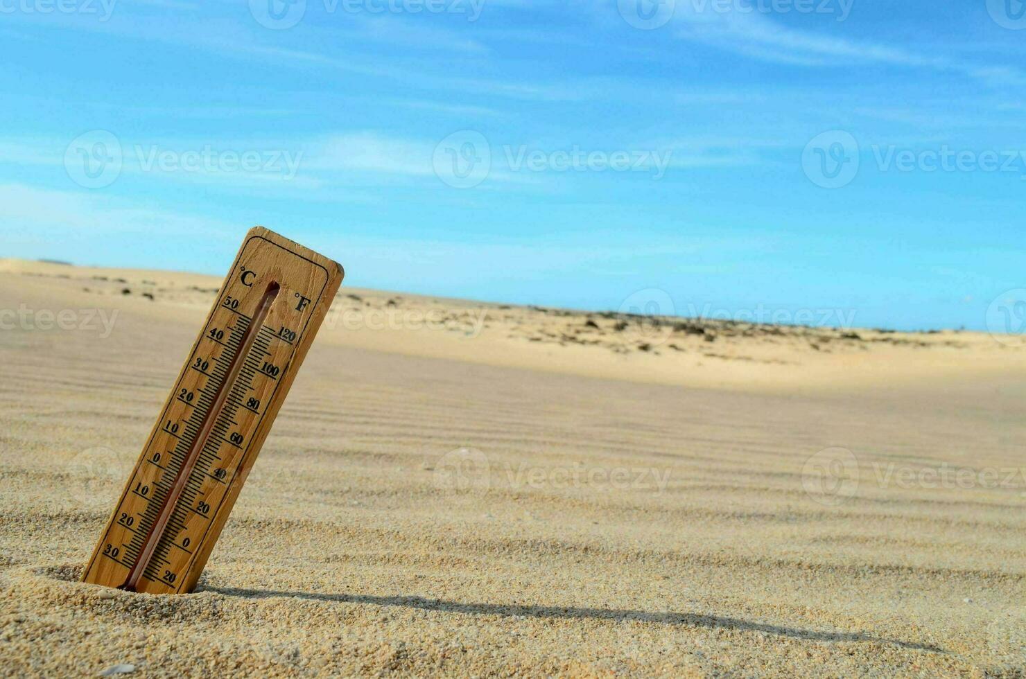 ein Thermometer im das Wüste foto