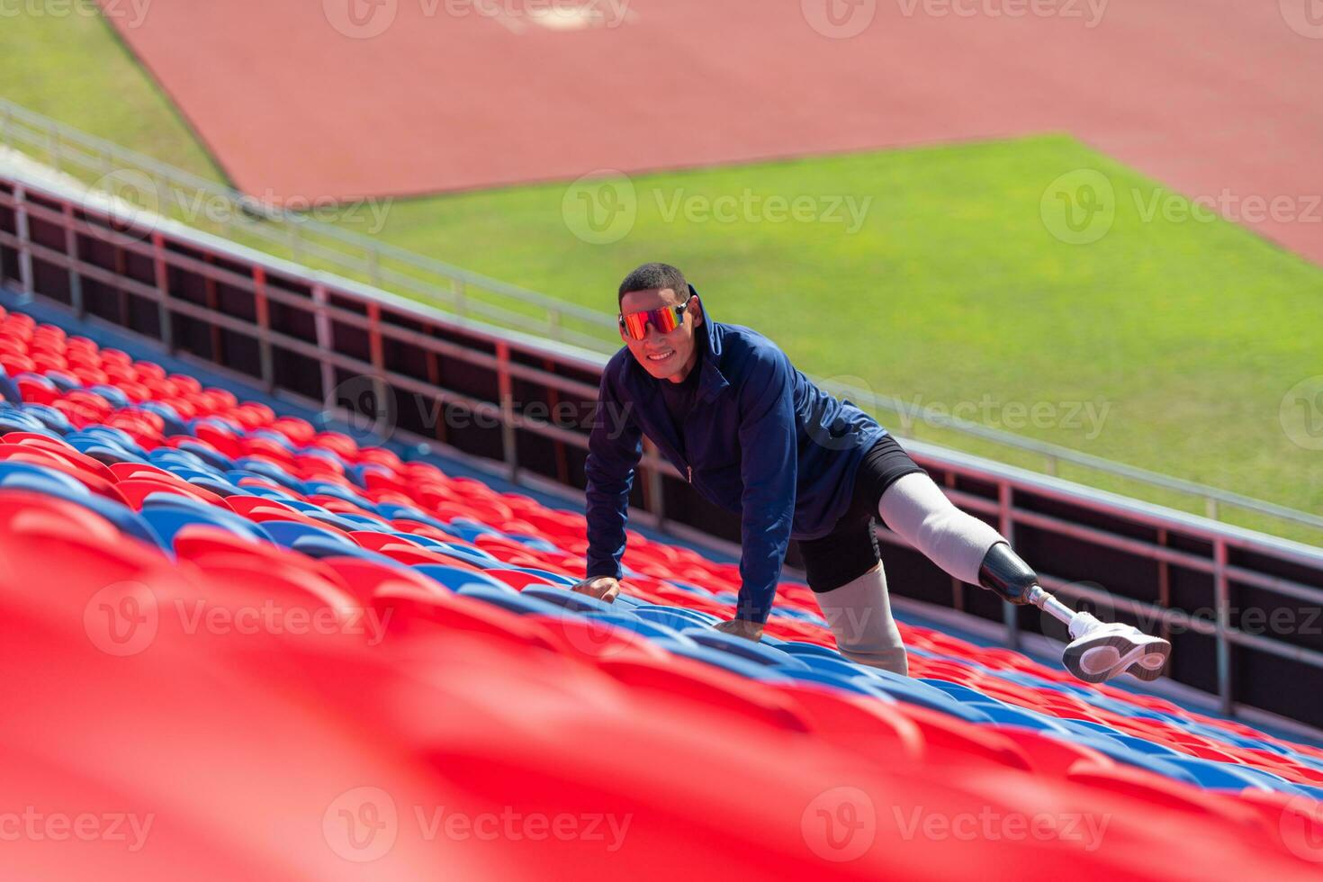 deaktiviert Sportler bereiten ihr Körper auf Amphitheater im ein Sport Arena auf ein sonnig Tag Vor eintreten ein Kurzedistanz Laufen Wettbewerb foto
