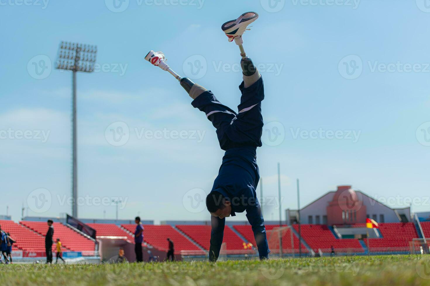 Sportler mit Behinderungen nehmen ein brechen beim das Stadion zwischen Ausbildung Sitzungen. foto