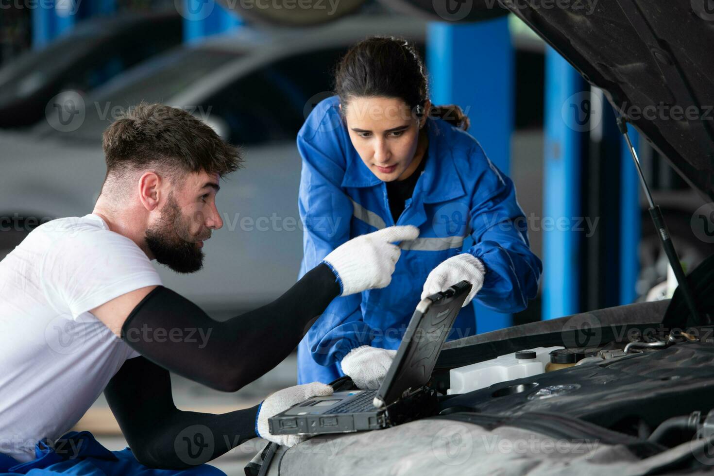 Fachmann Auto Mechaniker Mann und Frau Arbeiten zusammen im Auto Reparatur Geschäft. foto