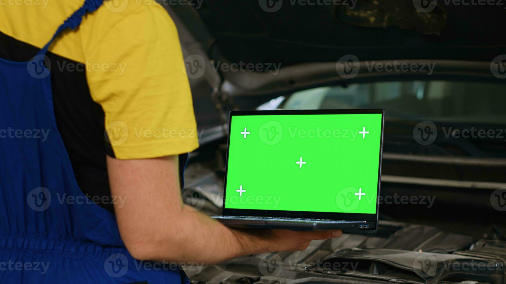 zertifiziert Mechaniker mit Attrappe, Lehrmodell, Simulation Laptop im Auto Bedienung zu bestellen Neu Teile zum beschädigt Fahrzeug. schließen oben Schuss von Spezialist mit Gerät mit isoliert Bildschirm zu aussehen online zum ersetzen Komponenten foto