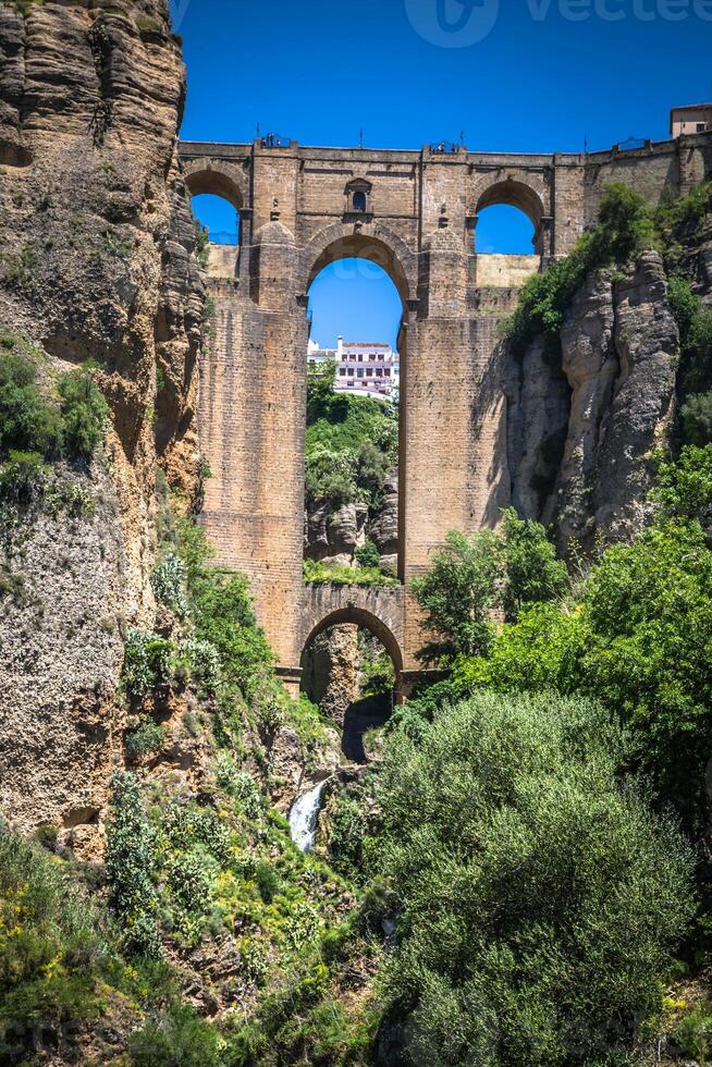 Brücke von Ronda, einer von das die meisten berühmt Weiß Dörfer von Málaga, Andalusien, Spanien foto