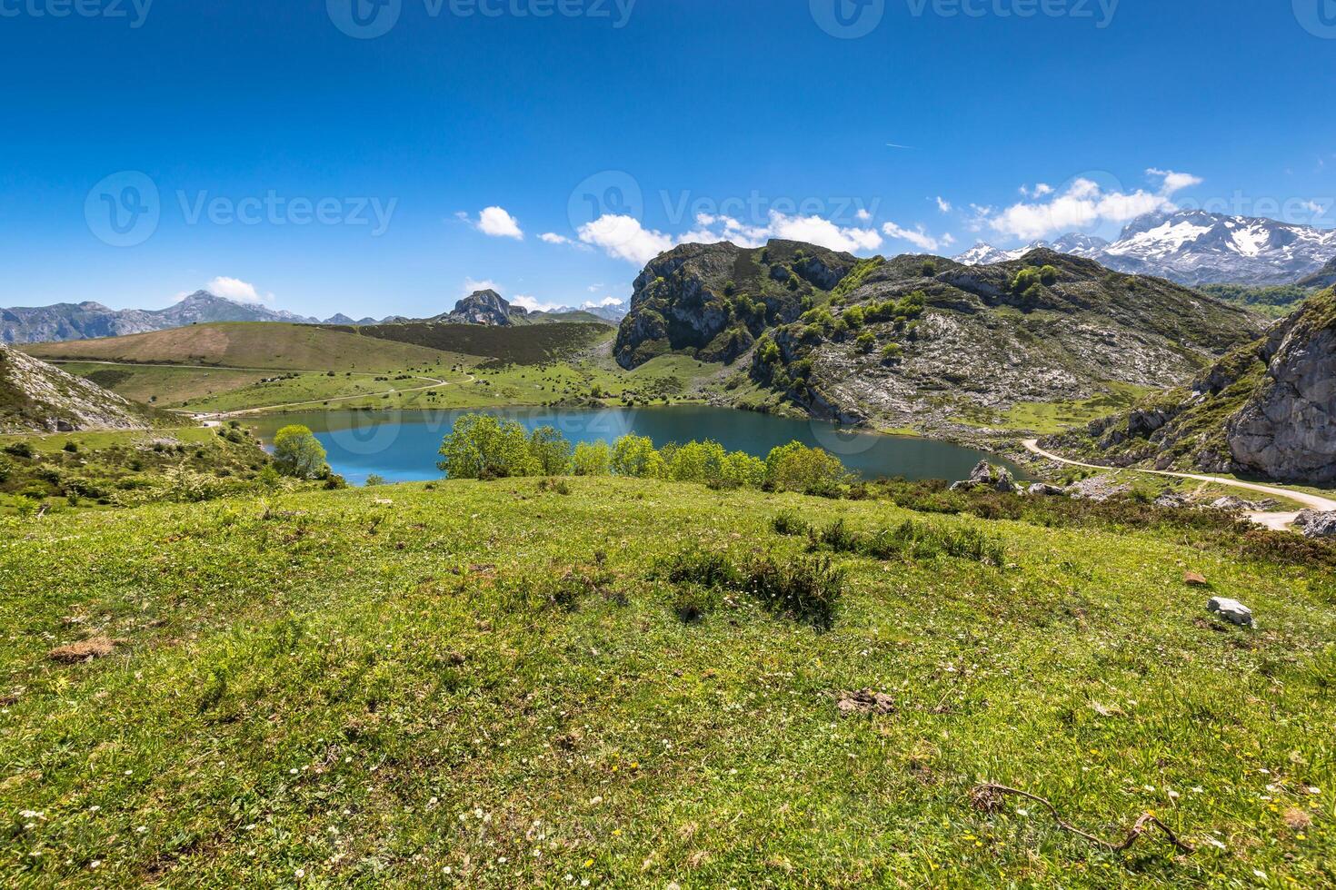 See Enol und Berg Rückzug, das berühmt Seen von Covadonga, Asturien , Spanien foto