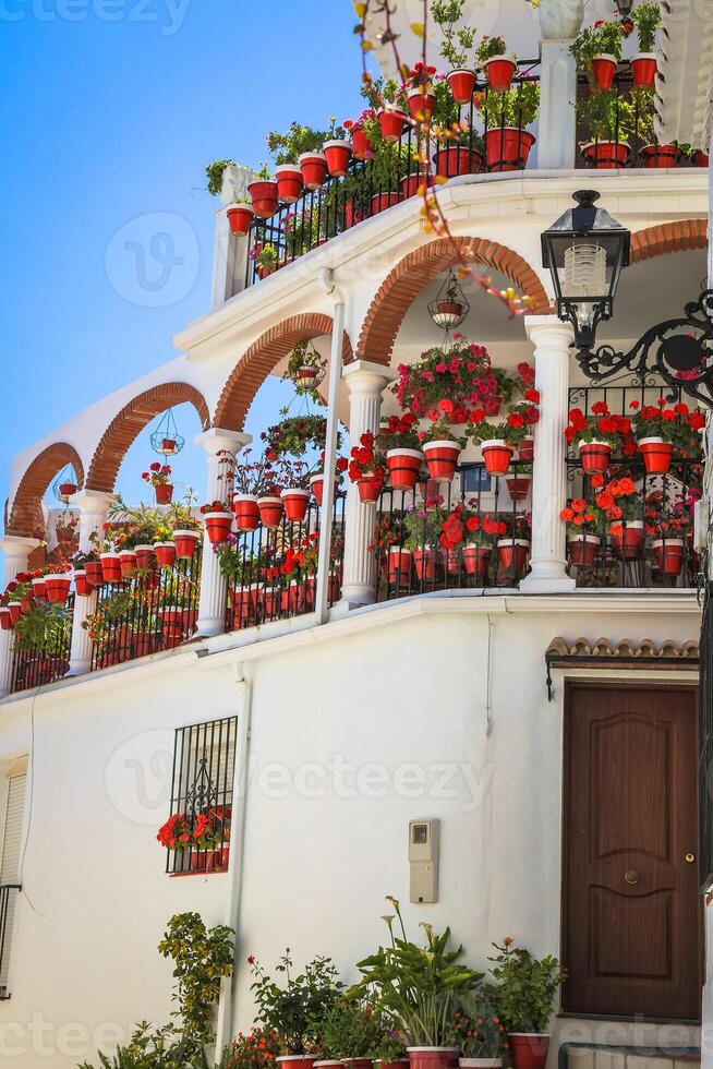 Straße mit Blumen im das Mijas Stadt, Spanien foto