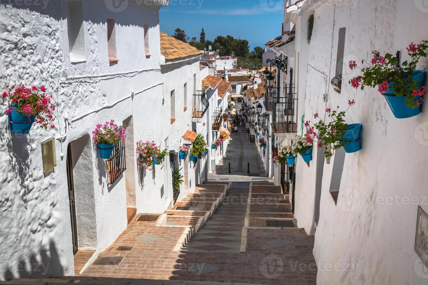 Straße mit Blumen im das Mijas Stadt, Spanien foto