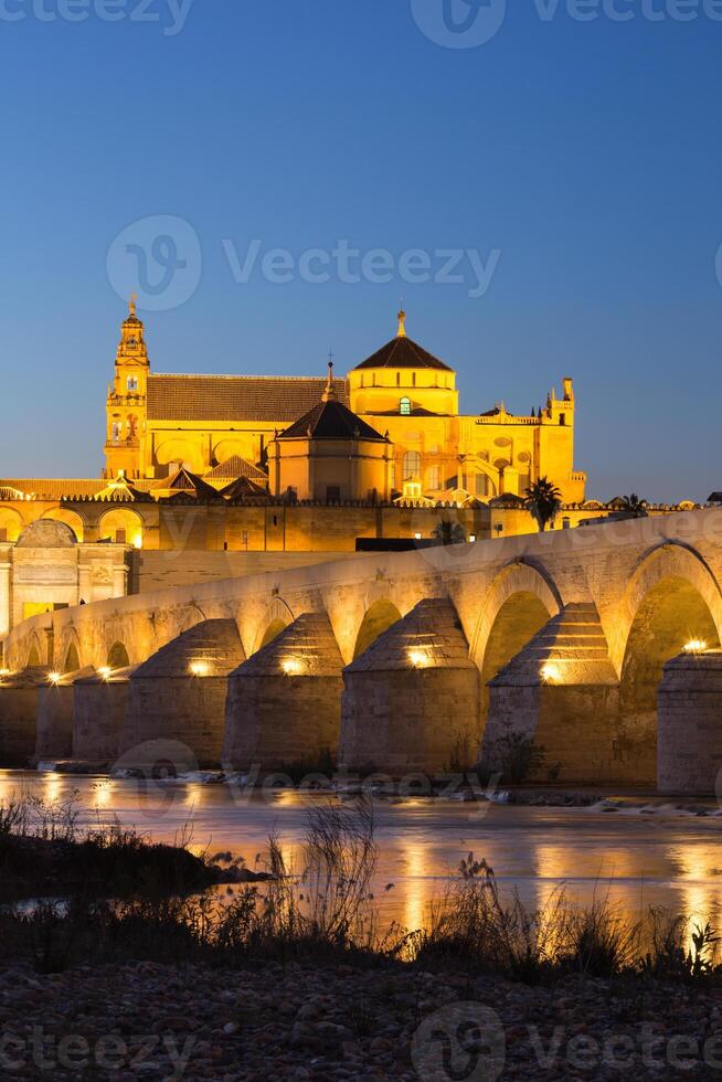 Nacht Aussicht von Mezquita-Kathedrale und puente Romano - - Moschee-Kathedrale und das römisch Brücke im Córdoba, Andalusien, Spanien foto