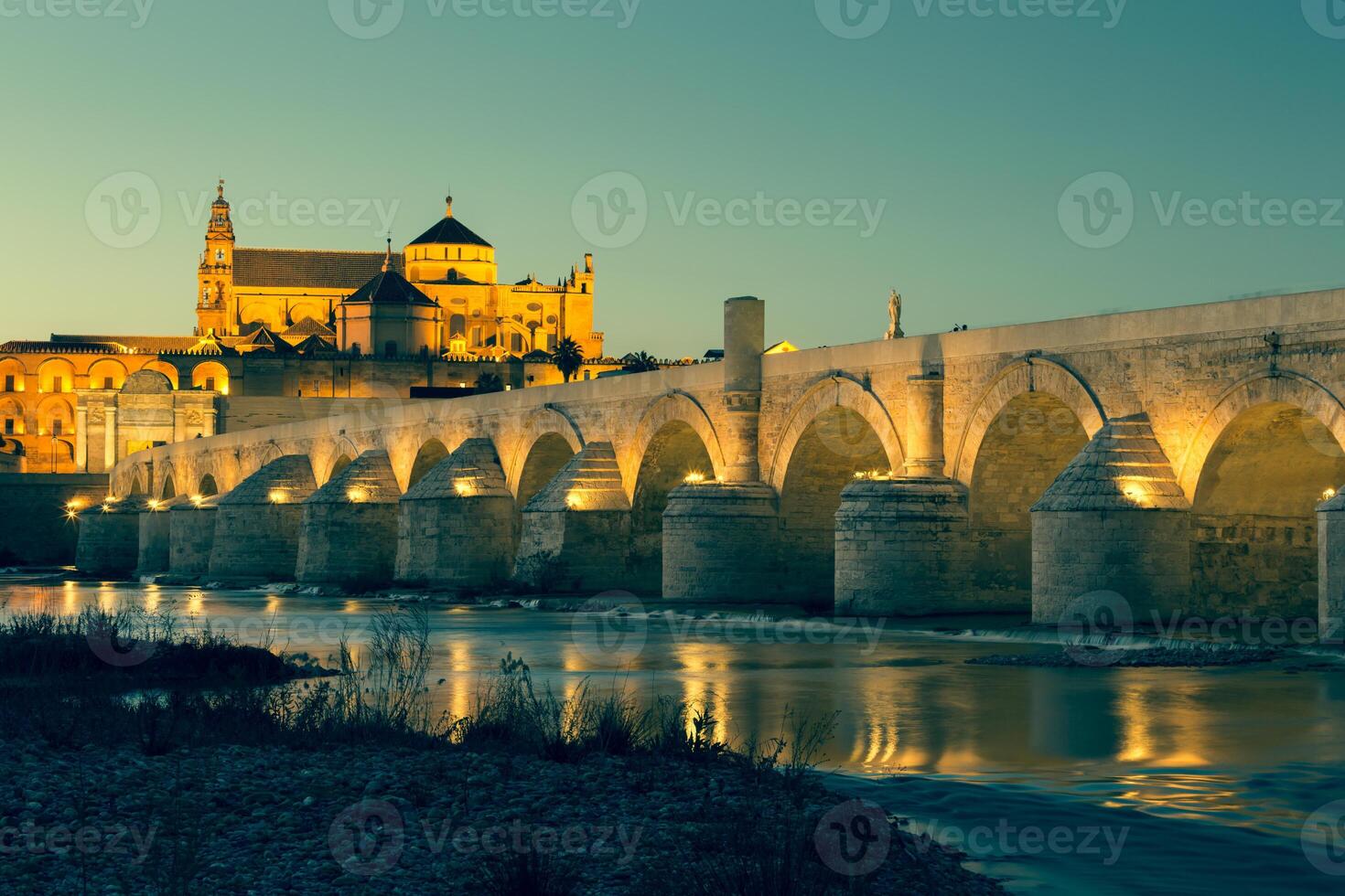 Nacht Aussicht von Mezquita-Kathedrale und puente Romano - - Moschee-Kathedrale und das römisch Brücke im Córdoba, Andalusien, Spanien foto