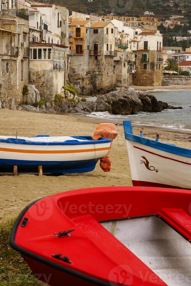 sizilianisch Angeln Boot auf das Strand im Cefalù, Sizilien foto