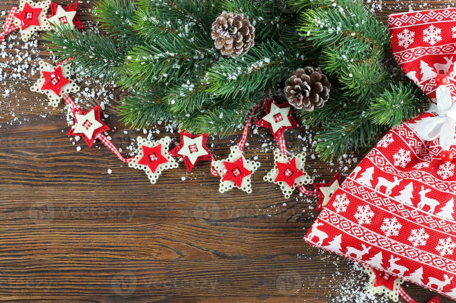 Weihnachtstannenbaum mit hölzernem Hintergrund der Dekoration foto