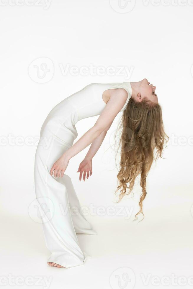 flexibel jung blond Frau Tänzer mit Augen geschlossen Biegen Über rückwärts. voll Länge, Seite Aussicht foto
