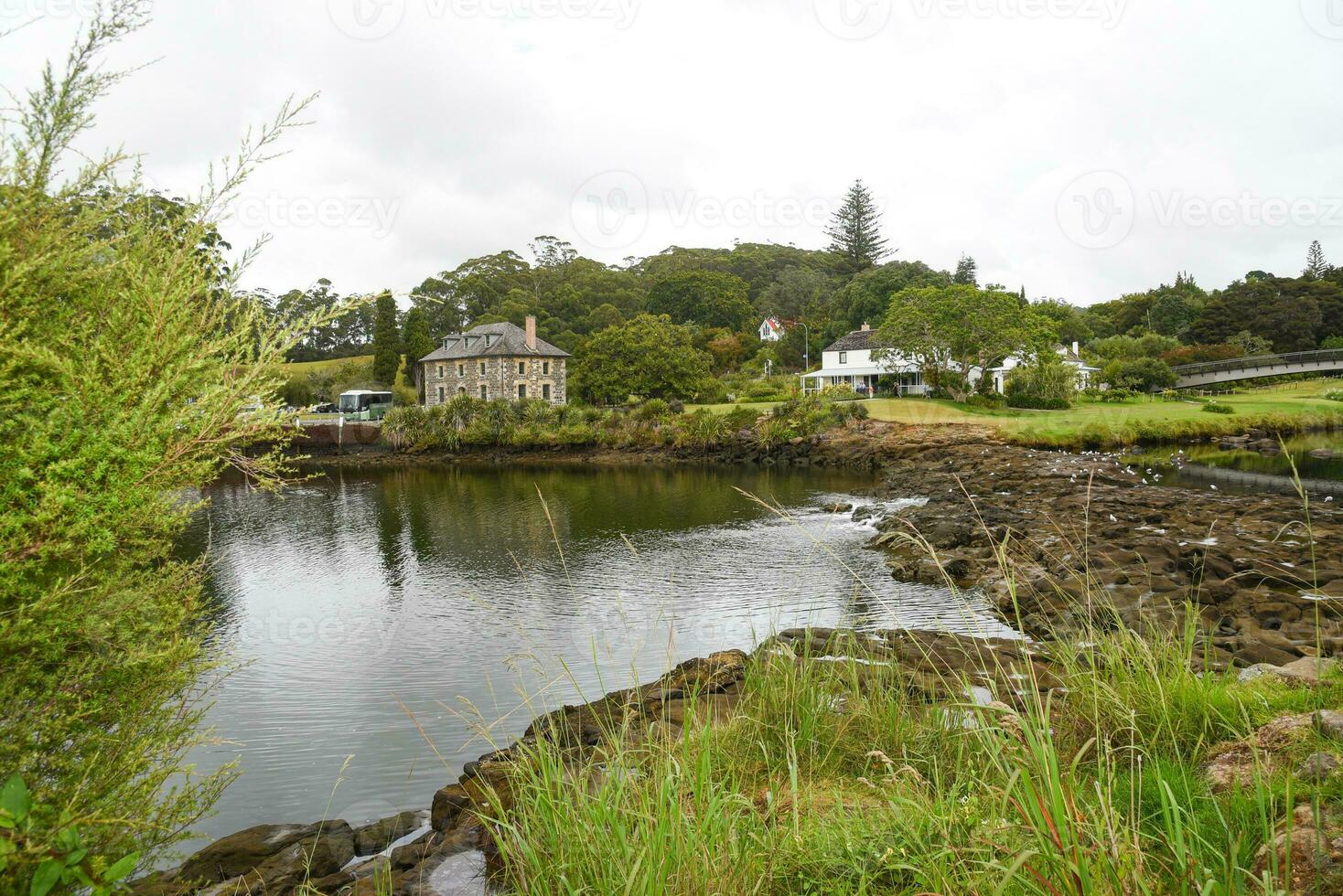 traditionell Stein Haus und See, Bucht von Inseln im Neu Neuseeland foto