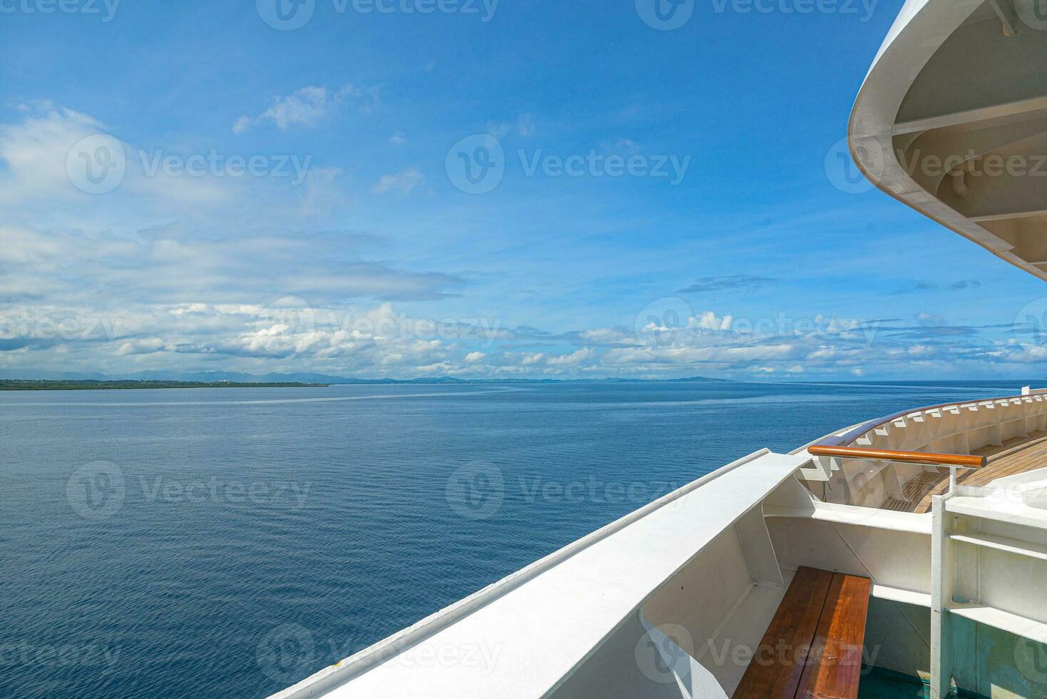 Aussicht zu das Meer und Insel Fidschi, ein Land im das Süd Pazifik, dramatisch Himmel und Wolken foto