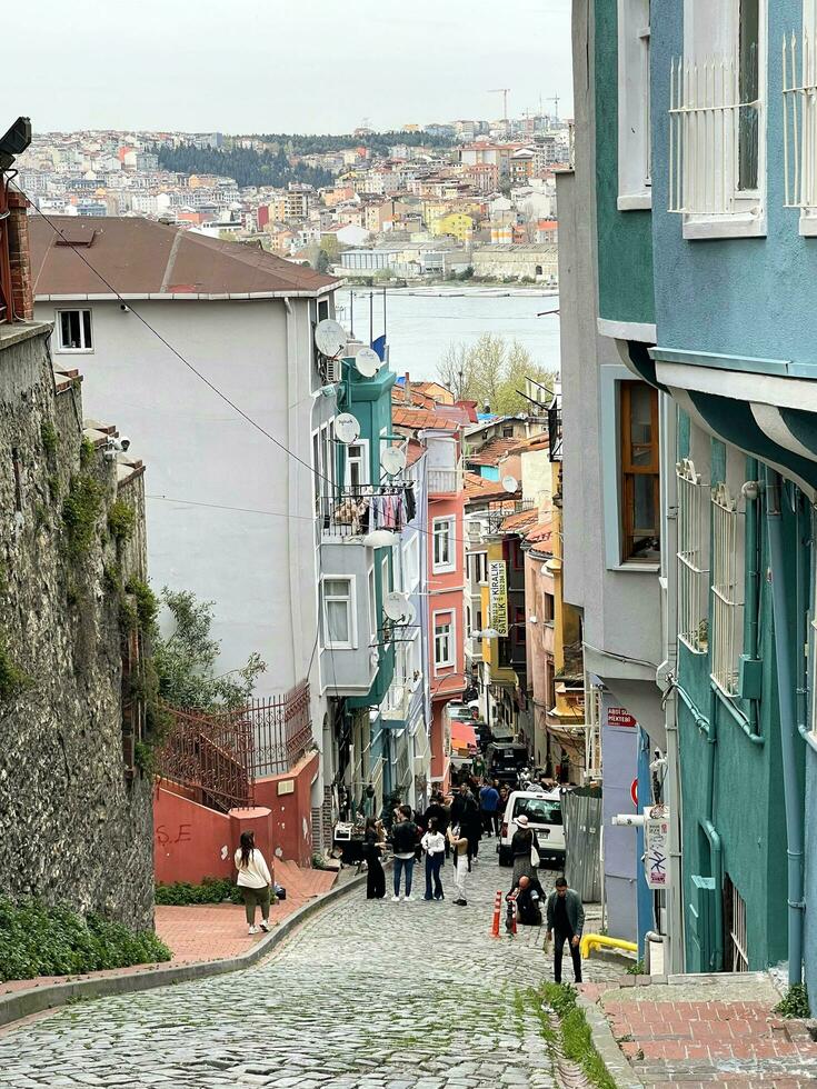 15 von April 2023 - - Istanbul, Truthahn - - Stadt Leben, das Menschen auf das eng Straße im fatih Kreis foto