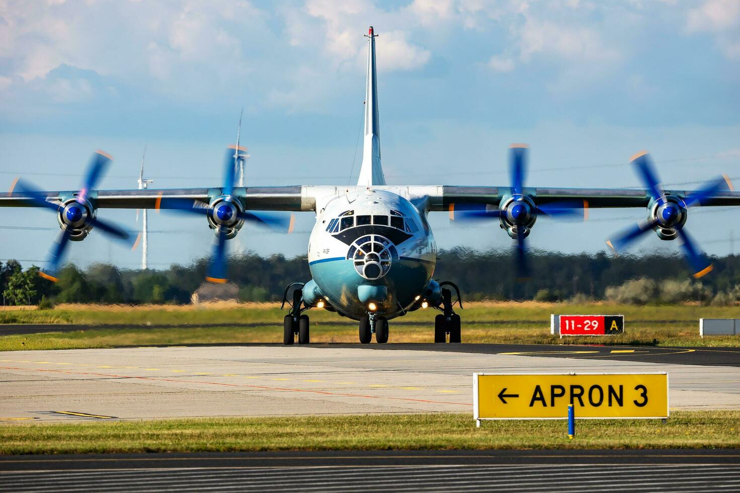 cavok Luft Antonow an-12 Ladung Flugzeug beim Flughafen Schürze mit Marshaller. Luft Fracht und Versand. Luftfahrt und Flugzeug. Transport Industrie. global International Transport. fliegen und fliegend. foto