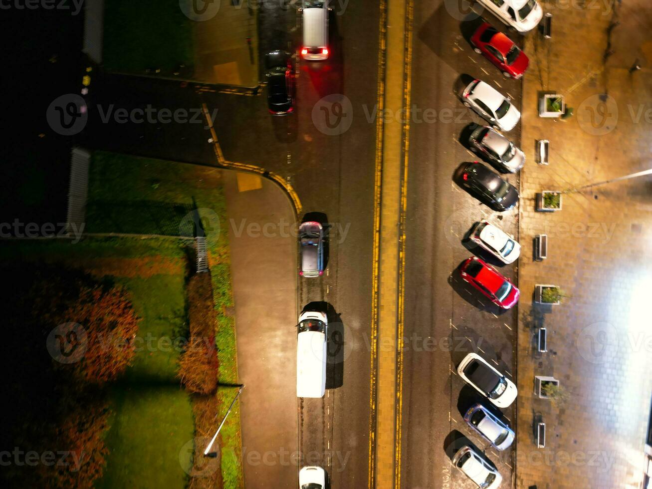 Antenne Aussicht von beleuchtet Straße und der Verkehr Kreisel beim Scheunenfeld Hochschule a6 Osten Luton Stadt von England Vereinigtes Königreich. das Aufnahmen war gefangen mit Drohnen Kamera auf November 11., 2023 foto