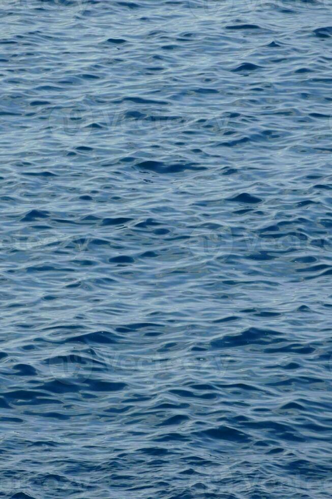 ein groß Blau Ozean mit Wellen und Wellen foto