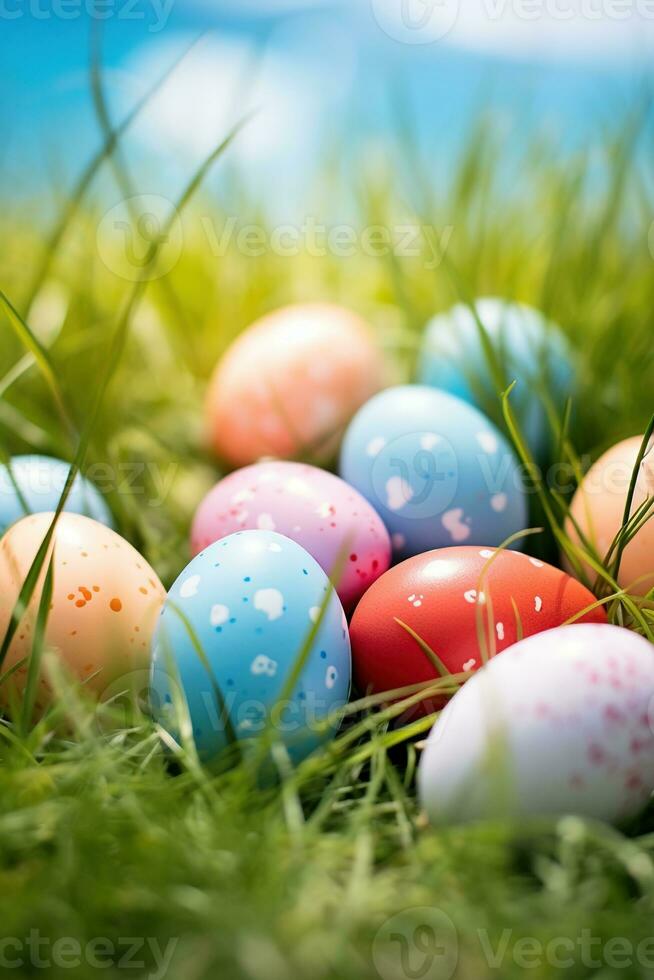 ai generiert bunt Ostern Eier im Gras. glücklich Ostern Hintergrund. foto