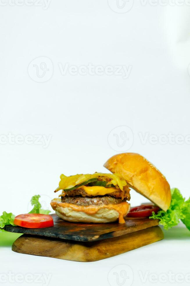 isoliert Hamburger mit Weiß Hintergrund foto