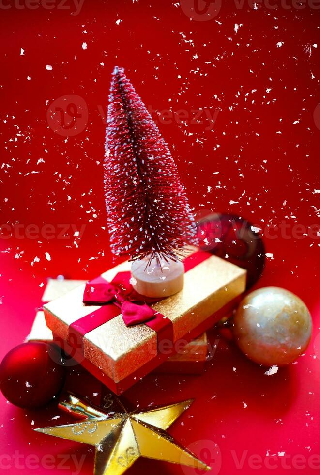 Weihnachten Baum und Geschenke auf hell rot Hintergrund foto