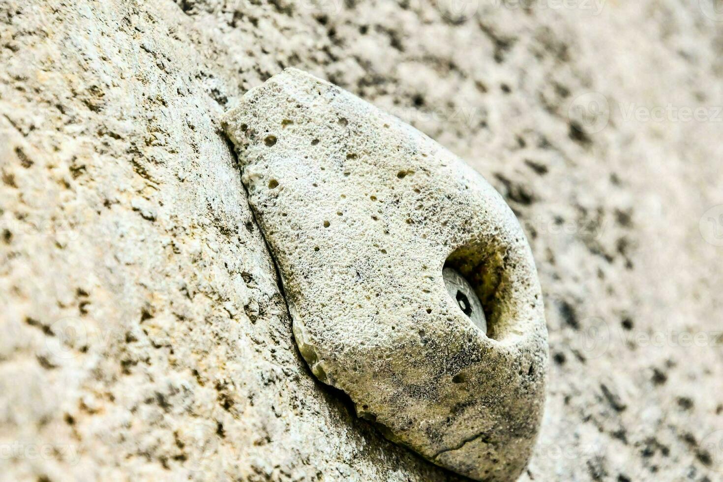 ein Stein Mauer mit ein Loch im es foto