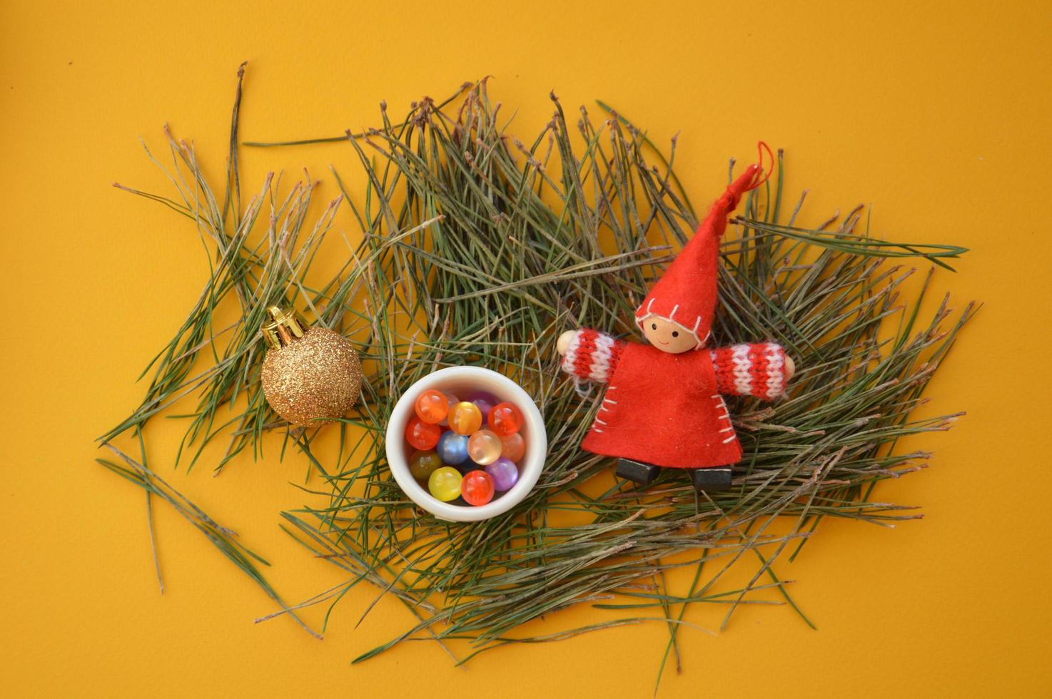 Zusammensetzung von Neujahrs- und Weihnachtsspielzeug foto