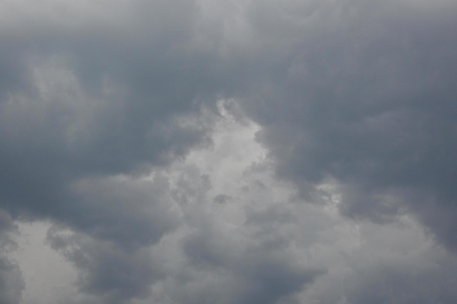 Wolken glühen vor Gewittern und Regengüssen foto