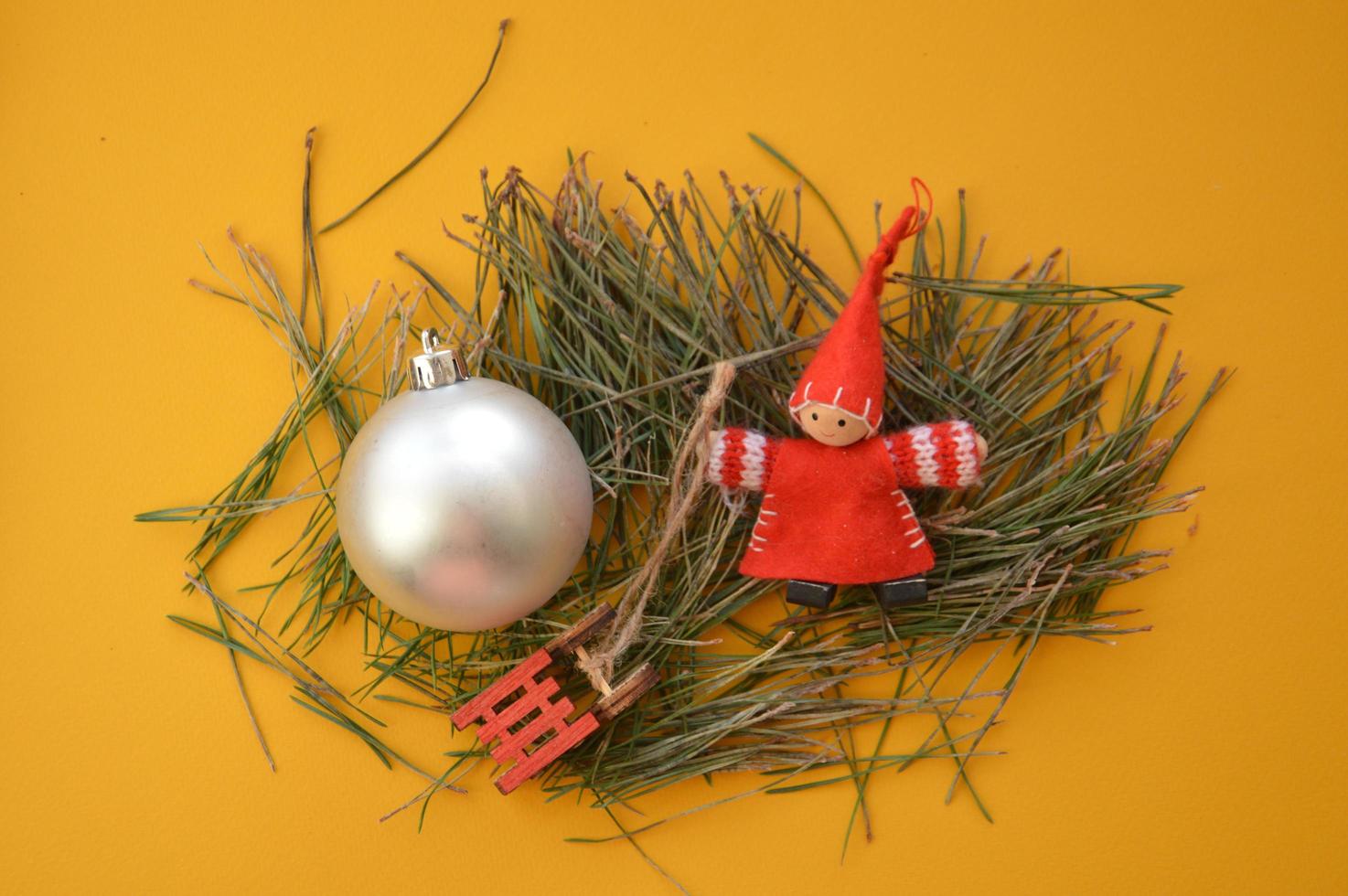 Zusammensetzung von Neujahrs- und Weihnachtsspielzeug foto