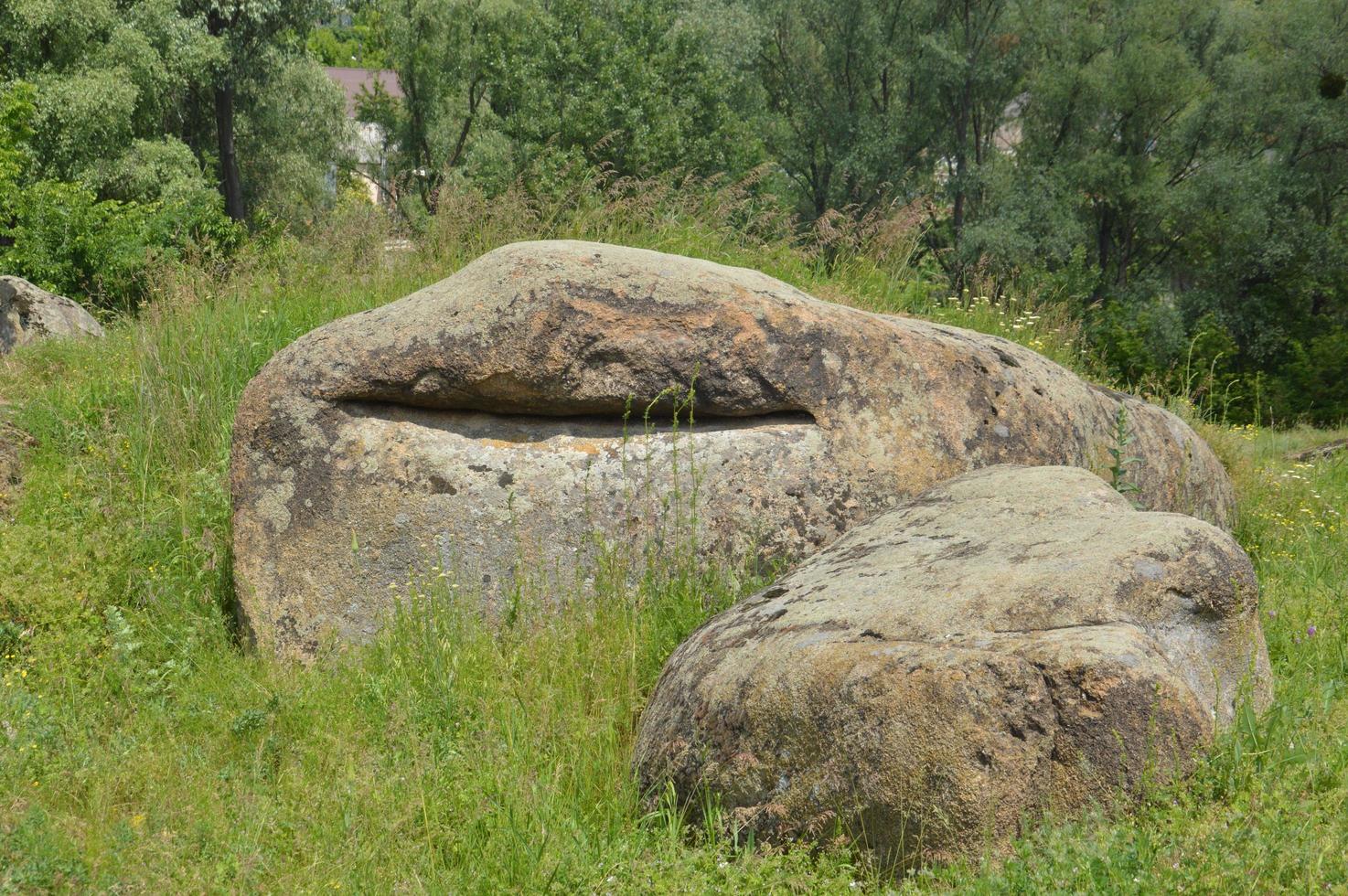 alte große Steine im Feld foto
