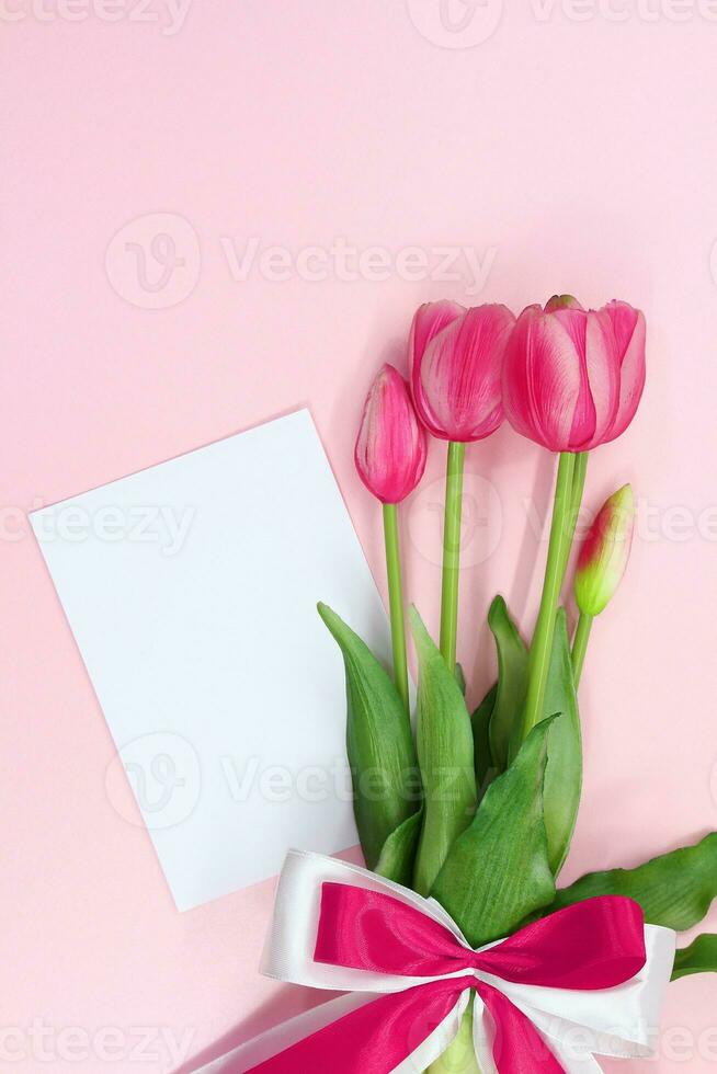 Rosa Tulpen Geschenk Strauß mit Bogen und Papier. International Damen und Mutter Tag, Geburtstag, Valentinstag Tag, Urlaub. Kopieren Raum foto