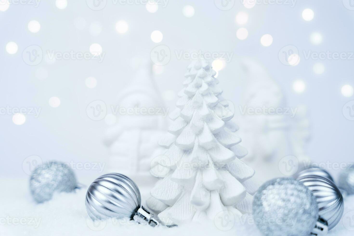 Weihnachten Baum gemacht von Gips und Weihnachten Dekorationen auf schneebedeckt Hintergrund. Neu Jahr Karte. Nahansicht. selektiv Fokus. foto