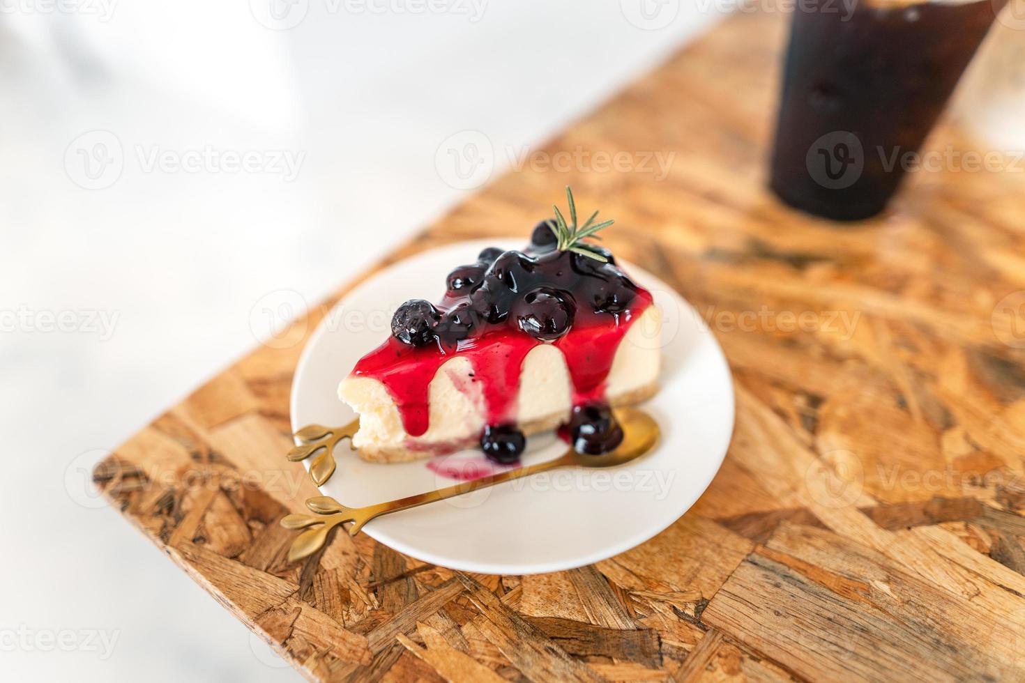 Blaubeerkuchen auf einem Teller in einem Café foto