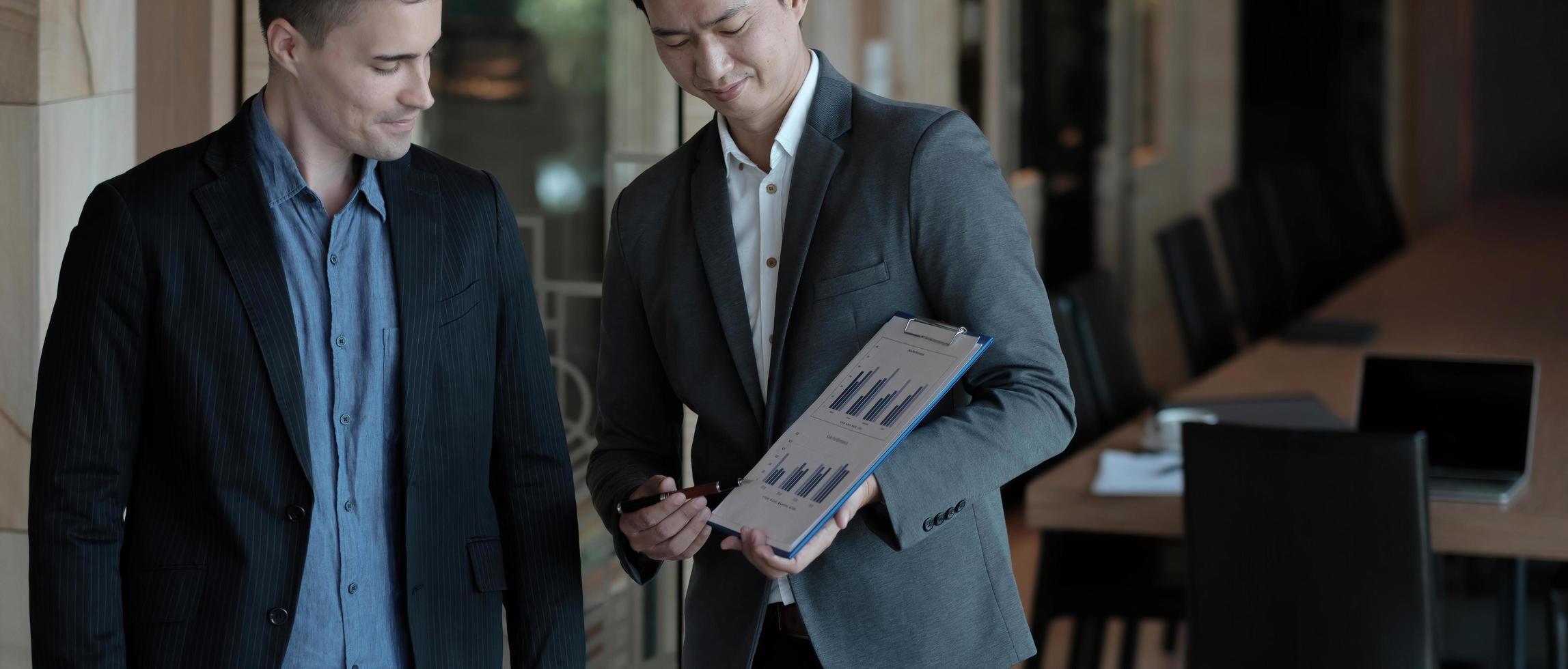 Geschäftsleute planen Strategieanalyse aus Finanzdokumentbericht, Bürokonzept foto