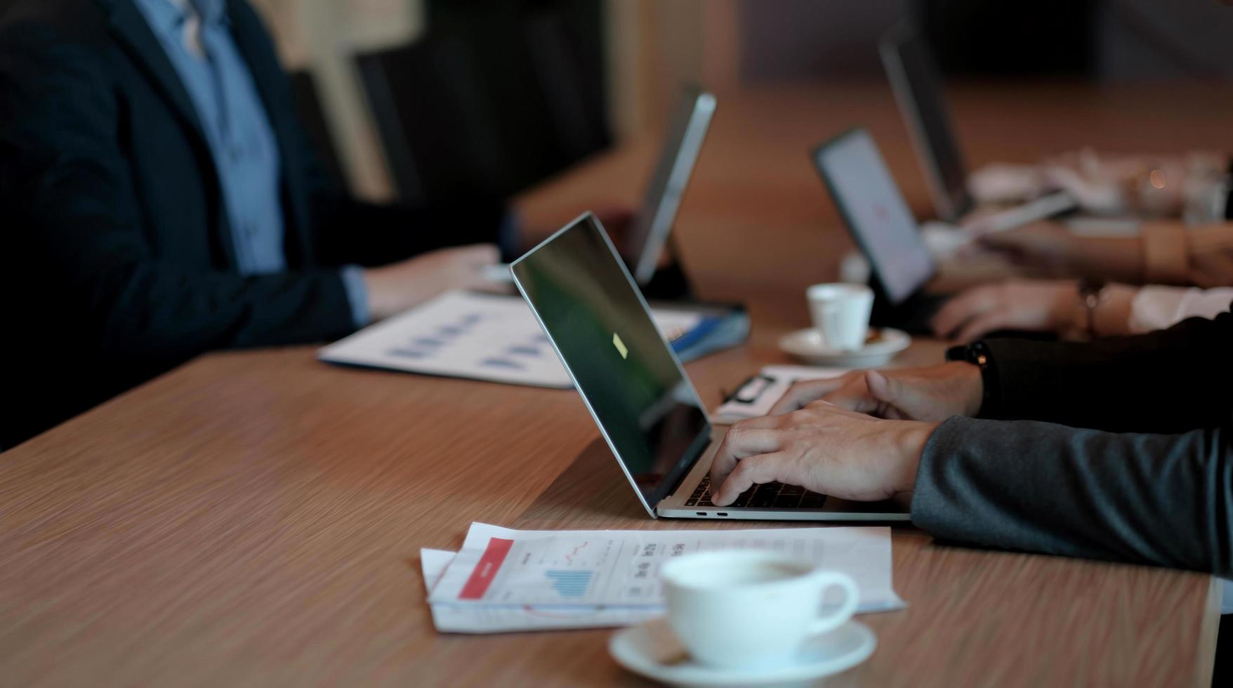 Diversity-Geschäftsleute planen Strategieanalyse aus Finanzdokumentbericht, Bürokonzept foto