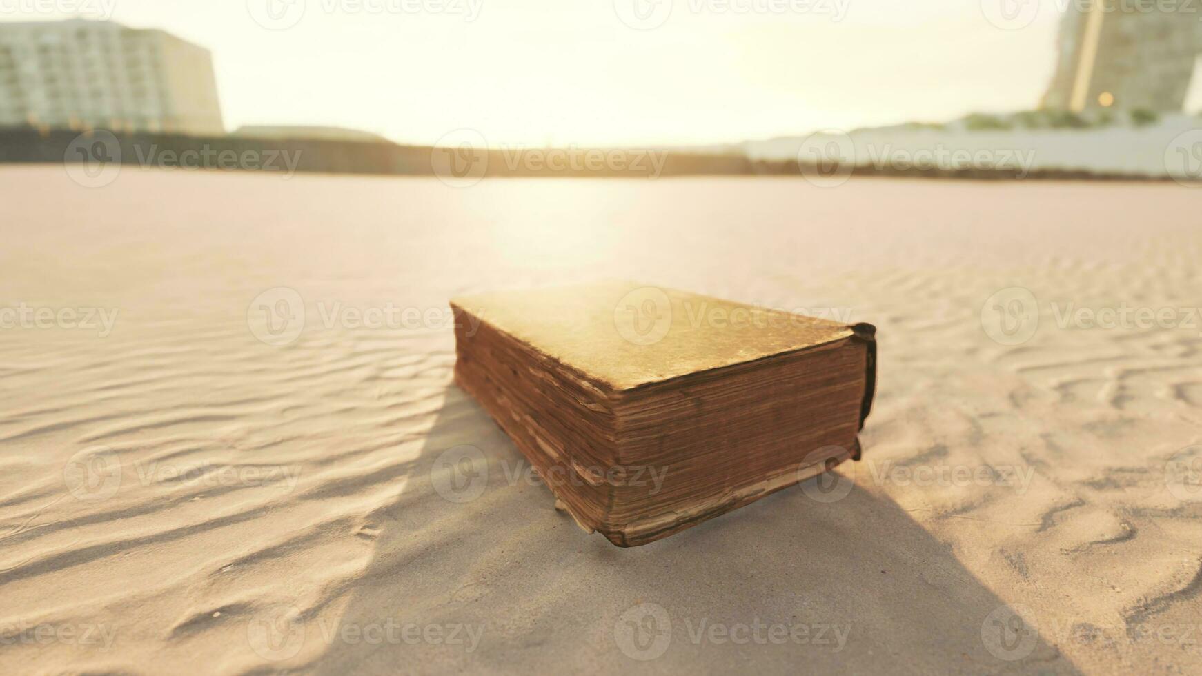 alt Buch auf das Sand Strand foto