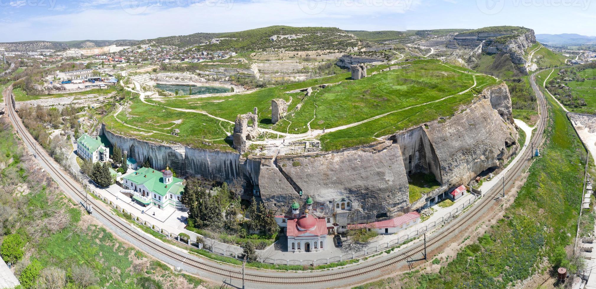 Luftaufnahme des Klosters der heiligen Dormitio bachchisarai, Krim. foto