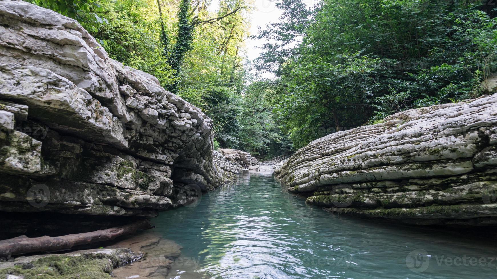 schöner wald und bergfluss in psakho canyon, krasnodar krai, russland. foto