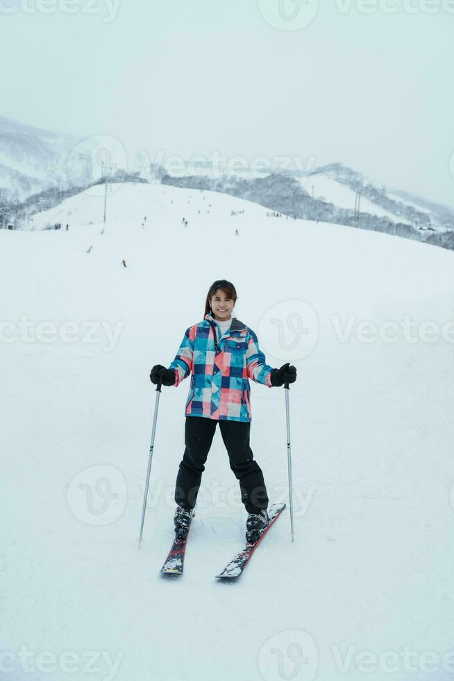 jung Frau spielen Ski im Winter Jahreszeit. Schnee Winter Aktivität Konzept foto