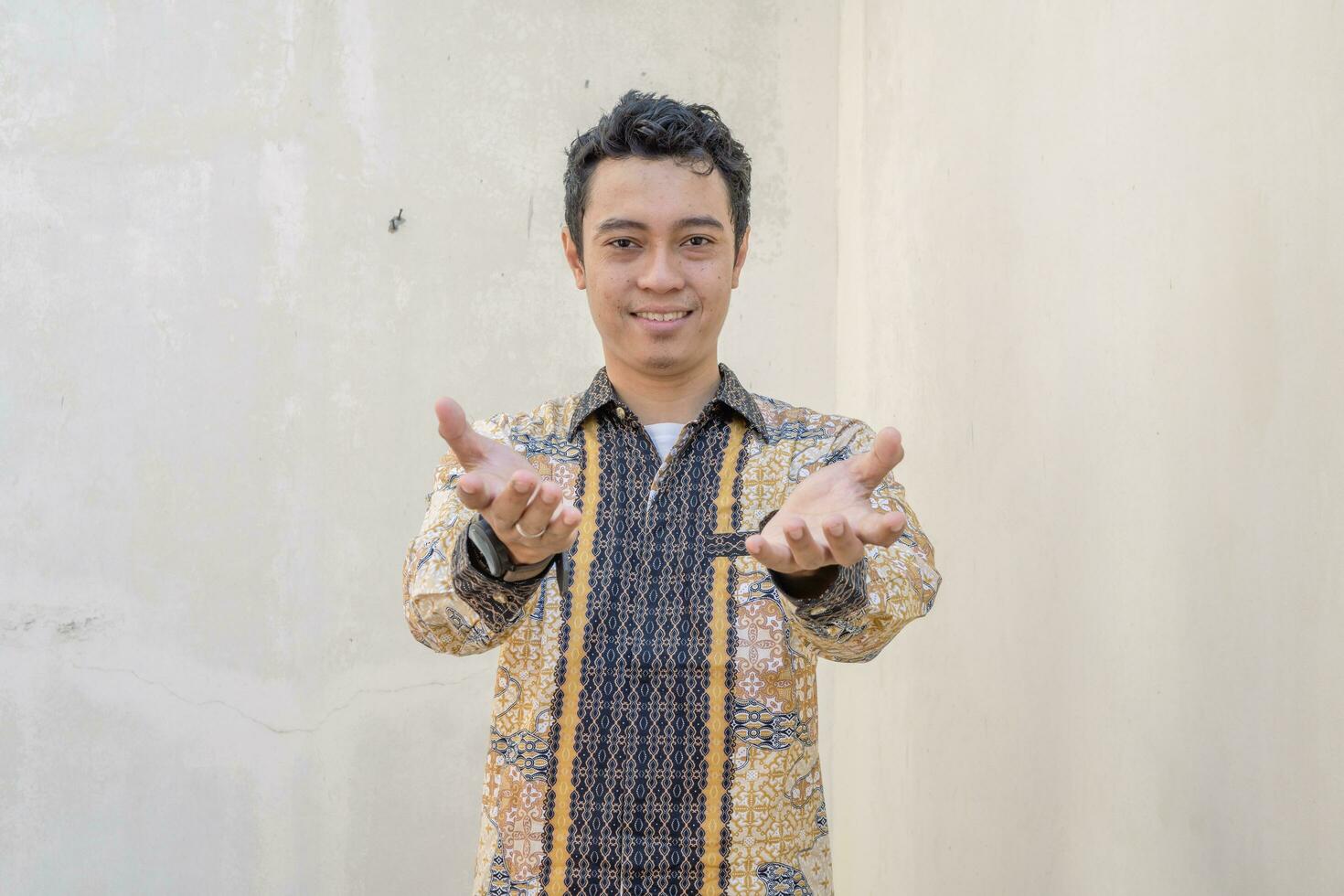 jung indonesisch tragen Batik traditionell Kultur von Indonesien mit klicken Verknüpfung Miniaturansicht foto