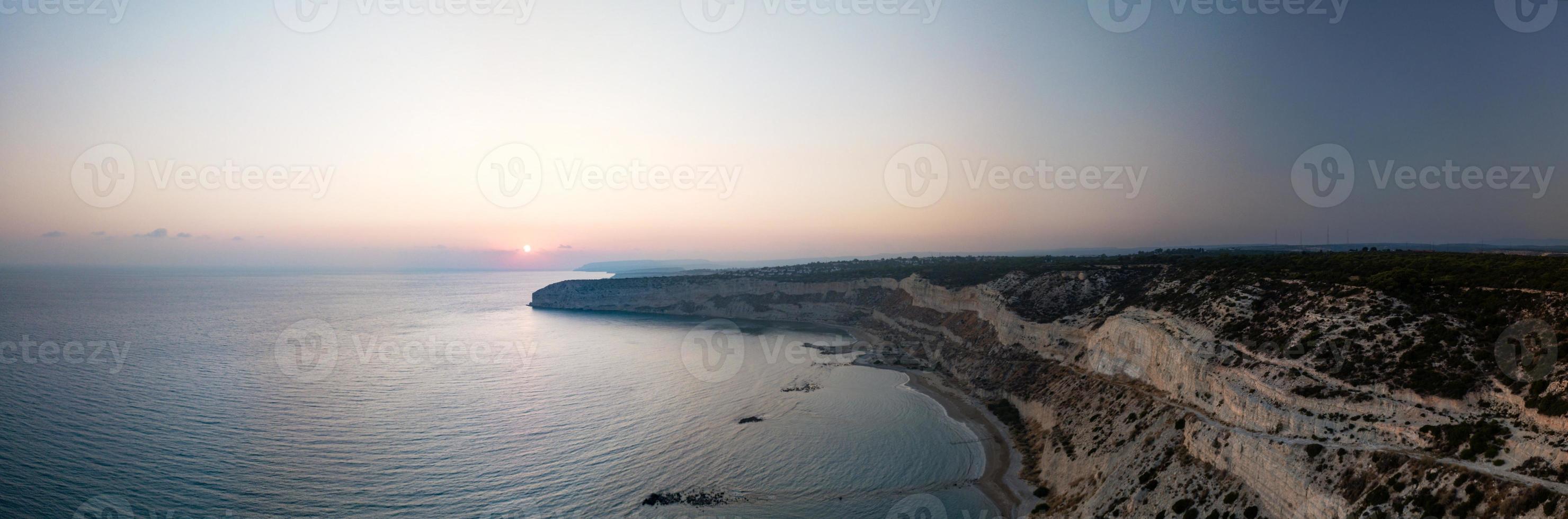 Klippe am Sonnenuntergang über Kourion foto